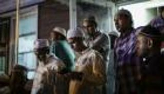 بالصور.. صلوات ودعوات لإمام نيويورك المقتول ومساعده