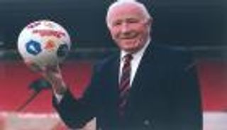 مانشستر يونايتد يلغي امتيازات أسطورته باسبي