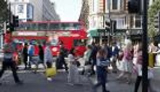 متسوقو بريطانيا يجتازون صدمة الخروج