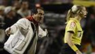 لاعب أندلسي يتحرش بمساعدة الحكم