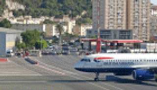 بالصور.. مطار "جبل طارق" الأغرب والأخطر عالميًا