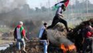 عشرات الإصابات في مواجهات بالضفة وغارات وهمية على غزة