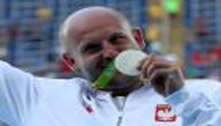 رياضي يعرض ميداليته الأوليمبية للبيع لعلاج طفل من السرطان