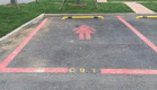 باللون الوردي.. مواقف سيارات للسيدات فقط