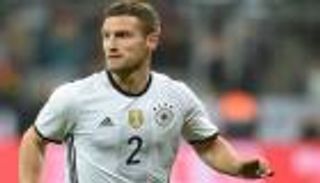 أرسنال يسعى لتدعيم دفاعاته بشكودران مصطفي