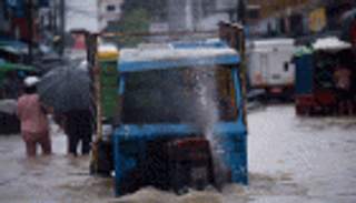 بالصور.. كيف تغلب مواطنو ميانمار على مياه الفيضانات ؟