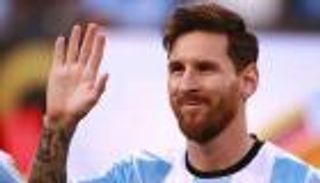 توقيع ميسي يجبر أحد محبيه على الزواج من شرطية أرجنتينية