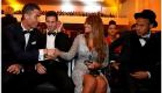 بدلة ميسي ونظرات حبيبته لرونالدو تخطف الأضواء من الكرة الذهبية