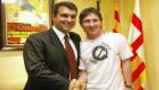 رئيس برشلونة الأسبق ينتقد الإدارة الحالية بسبب ميسي