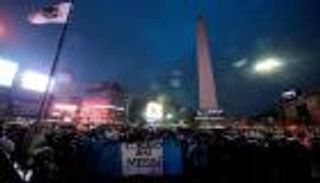 مظاهرات أرجنتينية لإثناء ميسي عن الاعتزال الدولي