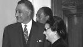 بالصور.. أشهر قصص الصداقة والزواج بين 