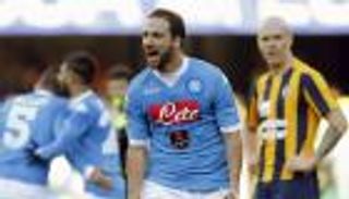 نابولي يهزم فيرونا ويتصدر مؤقتًا