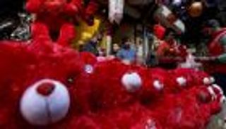 في عيد العشاق.. الأحمر يلون سوريا.. تارة بالحب وتارات بالدم