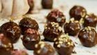 الشيكولاته والمقرمشات.. "أطعمة الراحة" لمواجهة ضغط العمل