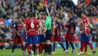 فيديو.. "ماركا" المدريدية تشيد بطرد لاعب أتلتيكو أمام البرسا