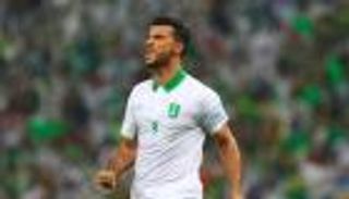 السومة هداف الأهلي السعودي يحتفل بزفافه في بلدين مختلفين