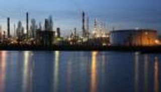 تعثر الدولار وهجمات على منشآت النفط في نيجيريا تدعم النفط