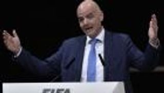 إنفانتينو يتطلع لرؤية التحكيم النسائي في مونديال روسيا