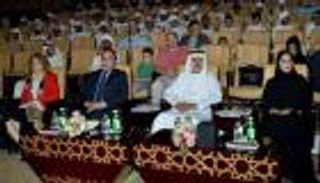 نهيان بن مبارك يؤكد أهمية التفاعل في بينالي الإمارات