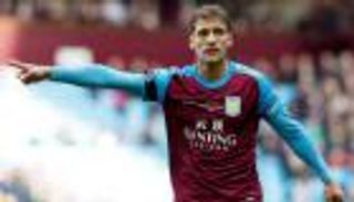 قائد أستون فيلا السابق يعود لإنقاذ الفريق بعدما هزم السرطان