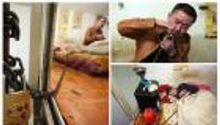 صيني يربط عنقه بسلسلة حديدية للتخلص من "الإدمان"