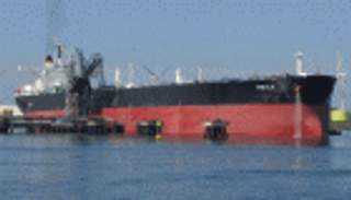 شرق ليبيا يصدر أول شحنة نفط.. خطوة تعمق الانقسامات مع طرابلس