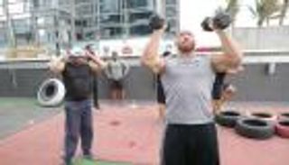 بالصور.. رايباك يتدرب مع عشاق المصارعة في دبي