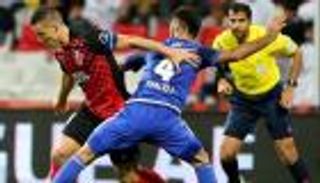 فيديو .. الأهلي يعبر النصر ويطارد العين على صدارة الدوري الإماراتي