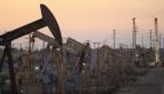 النفط  يتجه هبوطًا نحو 37 دولارًا للبرميل مع ضغوط تخمة المعروض