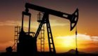 النفط يواصل مكاسبه مع تراجع المخزونات الأمريكية