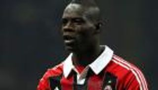 فيديو .. بالوتيلي يعود لإثارة الجدل في تدريبات ميلان