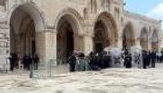 عشرات المستوطنين وعناصر المخابرات الإسرائيلية يقتحمون الأقصى