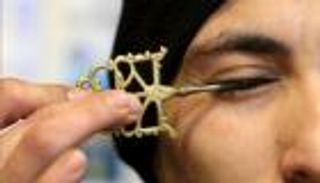 الكحل في عيون شباب لبنان.. موضة شبابية أم سنة نبوية؟