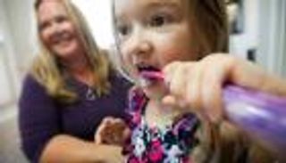 لتنعم بنوم جيد عليك بتنظيف الأسنان في الظلام