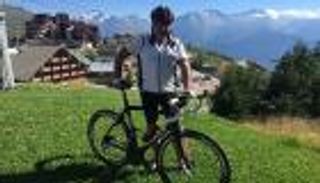 وزير خارجية لوكسمبورج يقود دراجته حتى قمم جبال الألب 