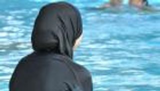 فرنسا تدافع عن حظر
