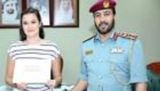 شرطة رأس الخيمة تكرّم فتاة نمساوية لإنقاذها امرأة عربية