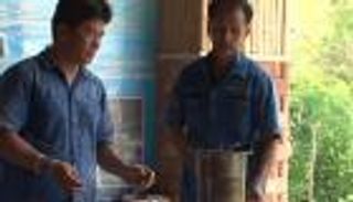 بالفيديو.. روث الأبقار بدلاً من الكهرباء في قرية تايلاندية