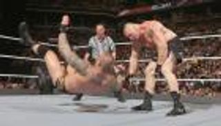 فيديو.. ليسنر يعاقب أورتن بـ68 ضربة ويتركه في بركة من الدماء