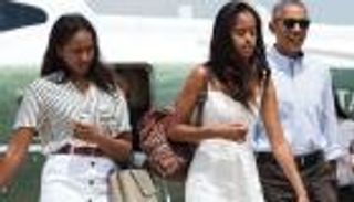 أوباما يصطحب أسرته لنزهة في غابة بهذه المناسبة