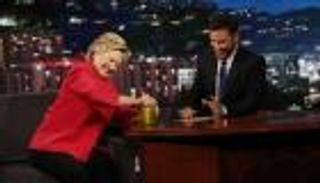 كلينتون تنفي شائعات تدهور صحتها بفتح علبة