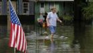 بعد اجتياح السيول.. الآلاف يعيشون بملاجئ لويزيانا