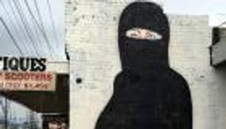 جدارية لكلينتون بالنقاب في أستراليا وترامب يصفها بـ"كاذبة خطيرة"