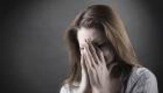 احذر.. "الحزن" يصيب جسدك بهذه الآلام 