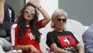 بالصور.. والدة الأخوان تشاكا منقسمة بين سويسرا وألبانيا