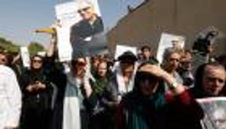 بالفيديو.. الإيرانيون يودعون السينمائي كياروستامي