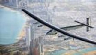 أول طائرة بالطاقة الشمسية في طريقها إلى القاهرة