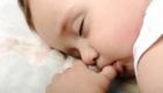 مص الإبهام أو قضم الأظافر يحمي الأطفال من الحساسية.. كيف؟