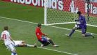 بالفيديو.. تشيك يتعملق ويحرم موراتا من هدفين