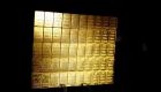 الذهب يهبط لكن يظل قرب أعلى مستوى في 4 أسابيع